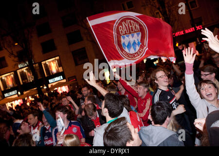 Fans des FC Bayern München feiern den Eintrag zum Champions League Finale 2012 Stockfoto