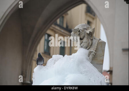 Gefrorene Brunnen am Stachus in München 2012 Stockfoto