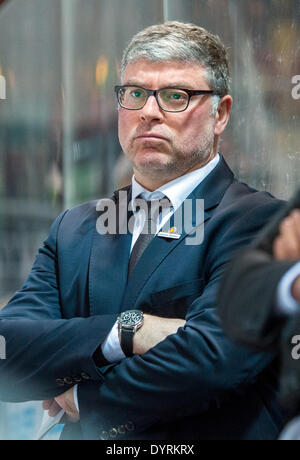 München, Deutschland. 24. April 2014. Deutschlands Trainer Pat Cortina Uhren der Euro Hockey Challenge-internationale Eishockey-Spiel zwischen Deutschland und Russland in München, Deutschland, 24. April 2014. Foto: Marc Müller/Dpa/Alamy Live News Stockfoto