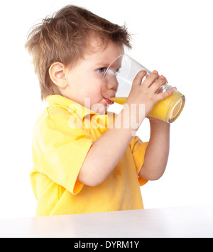 kleiner Junge Saft zu trinken Stockfoto