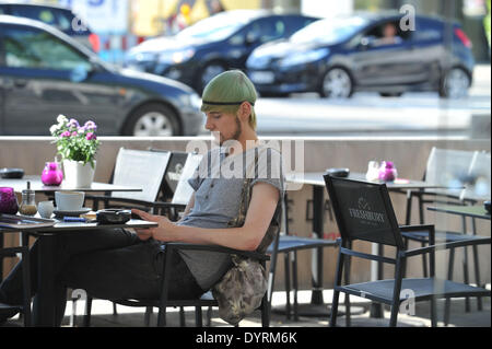 Junger Mann im Straßencafé in Schwabing, 2012 Stockfoto
