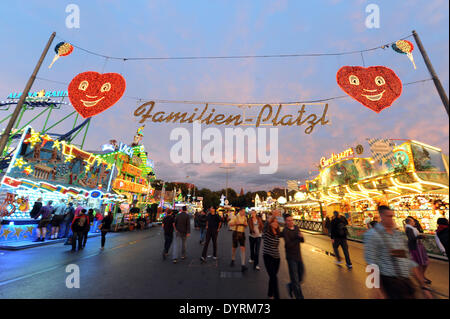 Abendstimmung auf dem Oktoberfest in München, 2012 Stockfoto