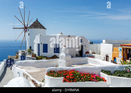 Traditionelle Windmühle, Oia, Santorini, griechische Inseln, Griechenland Stockfoto