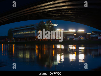 Nottingham Forest Football Club umrahmt von Trent Bridge bei Victoria Embankemnt, Nottingham Nottinghamshire England UK Stockfoto