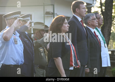 Manila, Philippinen. 25. April 2014. Türkischer Botschafter Hatice Pinar Isik, neuseeländische Botschafter Reuben Levermore, australischen Botschafter Bill Tweddell und Abteilung der nationalen Verteidigung Staatssekretär Eduardo Batac zusammenstehen während der 99. Anzac Jubiläumsfeier in Taguig, Metro Manila. --Die australischen und neuseeländischen Botschaften führen die 99. Anzac Day Zeremonie in Taguig, südlich der Hauptstadt Manila. ANZAC Day zollt Respekt, Australier und Neuseeländer, die ihr Leben im Dienst während Krieg sowie Friedensmissionen gegeben haben. (Kredit-Bild: © J Gerard Seguia/NurPhoto/ZU Stockfoto