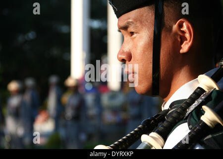 Manila, Philippinen. 25. April 2014. Ein Dudelsack-Spieler wartet auf seine Leistung während der 99. Anzac Jubiläums-Feierlichkeiten in Taguig, Metro Manila. --Die australischen und neuseeländischen Botschaften führen die 99. Anzac Day Zeremonie in Taguig, südlich der Hauptstadt Manila. ANZAC Day zollt Respekt, Australier und Neuseeländer, die ihr Leben im Dienst während Krieg sowie Friedensmissionen gegeben haben. Bildnachweis: J Gerard Seguia/NurPhoto/ZUMAPRESS.com/Alamy Live-Nachrichten Stockfoto