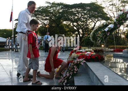 Manila, Philippinen. 25. April 2014. Ein junges Mädchen kniet vor dem Grab des unbekannten Soldaten nach Blumen während der 99. Anzac Zeremonie in Taguig, Metro Manila. --Die australischen und neuseeländischen Botschaften führen die 99. Anzac Day Zeremonie in Taguig, südlich der Hauptstadt Manila. ANZAC Day zollt Respekt, Australier und Neuseeländer, die ihr Leben im Dienst während Krieg sowie Friedensmissionen gegeben haben. Bildnachweis: J Gerard Seguia/NurPhoto/ZUMAPRESS.com/Alamy Live-Nachrichten Stockfoto