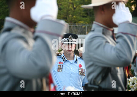 Manila, Philippinen. 25. April 2014. Detective Superintendent Paul Hopkins von Australien salutiert mit den königlichen Wachen während der Kranzniederlegung Zeremonie des 99. Jubiläum des Anzac an der Friedhof der Helden in Taguig, Metro Manila. --Die australischen und neuseeländischen Botschaften führen die 99. Anzac Day Zeremonie in Taguig, südlich der Hauptstadt Manila. ANZAC Day zollt Respekt, Australier und Neuseeländer, die ihr Leben im Dienst während Krieg sowie Friedensmissionen gegeben haben. Bildnachweis: J Gerard Seguia/NurPhoto/ZUMAPRESS.com/Alamy Live-Nachrichten Stockfoto