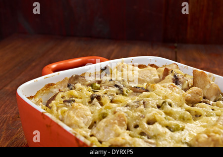 Tetrazzini ist ein amerikanische Gericht. Spaghetti mit Huhn, Pilzen und frisch geriebener Parmesan. gebackene Nudeln Auflauf Stockfoto