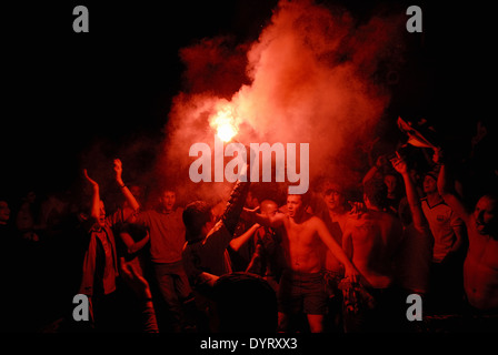 FC Barcelona (FCB) Fans feiern Sieg ihrer Fußball-Mannschaft im Jahr 2006 auf La Rambla, Barcelona, Spanien Stockfoto