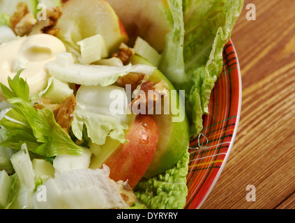 Waldorf-Salat gemacht, frische Äpfel, Sellerie und walnuts.farm-Stil Stockfoto