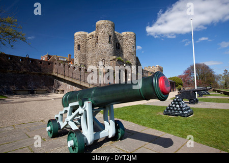 Eine Landschaftsansicht der Roggen Ypern Burgturm mit Kanonen Stockfoto