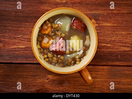 Lentejas con Chorizo. Die spanische Küche. Geschmorte Linsen mit roten Wurst. Stockfoto