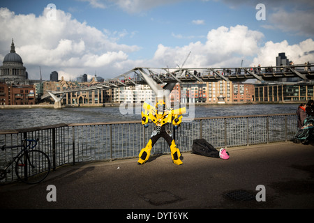 Ein Entertainer trägt Transformatoren Outfit im ufernahen Bereich, Southbank, London, England. Stockfoto