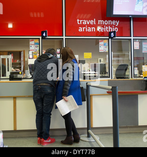 Zwei Personen an einem Postschalter, UK Stockfoto