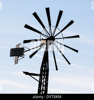 Alten Wind Rad und blauer Himmel. Stockfoto