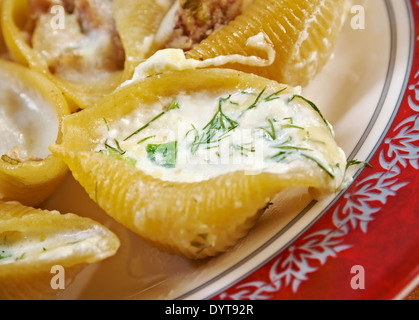 Conchiglioni Rigati gefüllte Huhn und Käse. Stockfoto