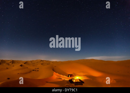Beduinen-Camp in der Nacht in Erg Chebbi Wüste, Merzouga, Marokko, Afrika Stockfoto