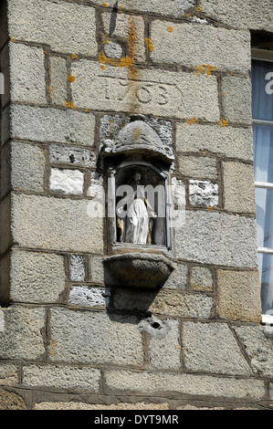 Paimpol, altes Haus 1763, Statue der Heiligen Jungfrau, Côtes-d ' Armor, Bretagne, Bretagne, Frankreich Stockfoto