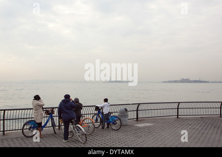 New York city Touristen auf Leihfahrräder Stockfoto