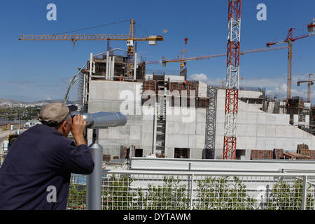 Athen, Griechenland. 25. April 2014. Krane arbeiten auf der Baustelle des Stavros Niarchos Kulturzentrums, in südlichen Athen. Die Venture gehört zu des Landes einige privat finanzierte Projekte, da das Land von einer schweren finanziellen Krise im Jahr 2009 getroffen wurde. Das 566 Millionen Euro-Projekt soll im Jahr 2016 abgeschlossen sein und beinhaltet eine neue Oper und die Nationalbibliothek. Die Europäische Union bestätigt am Mittwoch, dass Griechenland einen primären Haushaltsüberschuss aufgezeichnet hat. Aristidis Vafeiadakis/ZUMAPRESS.com/Alamy © Live-Nachrichten Stockfoto