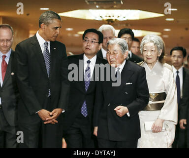 Tokyo, TOKYO, JAPAN. 25. April 2014. US-Präsident Barack Obama (2. L) spricht mit Japans Kaiser Akihito und Kaiserin Michiko in Tokio, Japan, 25. April 2014 wie das Kaiserpaar Obama Besuch für die Ausschreibung ein Abschied vor Obama Abreise nach Südkorea. US-Präsident Barack Obama kam in Japan nachts 23 April für einen dreitägigen Staatsbesuch inmitten wachsender Besorgnis über Atomprogramme Nordkoreas und Chinas Durchsetzungsvermögen in das Ostchinesische Meer. Obama besucht das Land zuletzt im November 2010. Ein Dolmetscher ist im Zentrum gesehen. Bildnachweis: Kimimasa Mayama/Jana Press/ZUMAPRESS.com/Alamy Live-Nachrichten Stockfoto