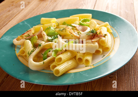 Meeresfrüchte mit Rigatoni Pasta.Eating Pasta in Italien Stockfoto