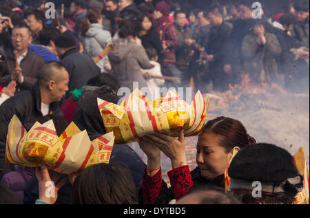 Gläubige beten mit Weihrauch bei der Longhua-Tempel in Shanghai Stockfoto