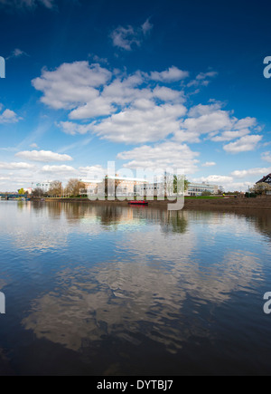 County Hall spiegelt sich in den Fluss Trent am Victoria Embankment, Nottinghamshire, England UK Stockfoto