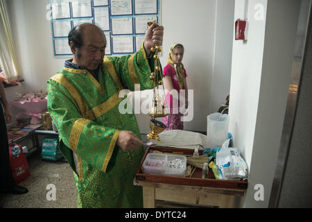 Eine Schüler-Uhr ein religiöses Personal Refill der Weihrauch in eine orthodoxe Messe in Shanghai am 15. Juni 2008 Stockfoto