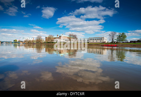 County Hall spiegelt sich in den Fluss Trent am Victoria Embankment, Nottinghamshire, England UK Stockfoto