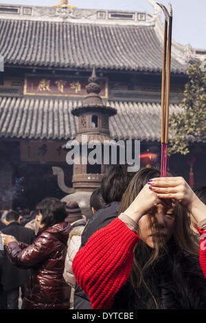 Gläubige beten mit Weihrauch bei der Longhua-Tempel in Shanghai Stockfoto