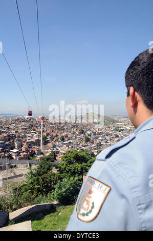 Polizist bei der Luftseilbahn in Rio De Janeiro Stockfoto