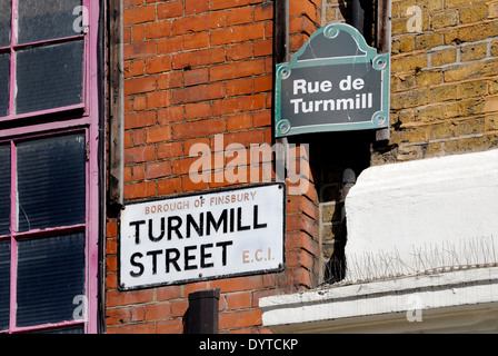 London, England, Vereinigtes Königreich. Turnmill Street in Finsbury - Straßenschilder auf Englisch und Französisch Stockfoto