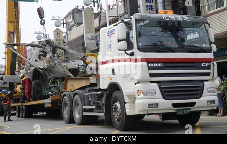 Taoyuan, Taiwan. 25. April 2014. Ein militärische Hubschrauber, der in ein Wohnhaus stürzte wird in Taoyuan County, Taiwan Südost, 25. April 2014 weggetragen. Der Absturz verletzt zwei Piloten an Bord, sagte Feuerwehrleute. Keine Explosion oder Feuer aufgetreten. Die beiden verletzten Piloten haben zum Krankenhaus gehetzt worden und sind in einem stabilen Zustand. Bildnachweis: Huang Xiaoyong/Xinhua/Alamy Live-Nachrichten Stockfoto