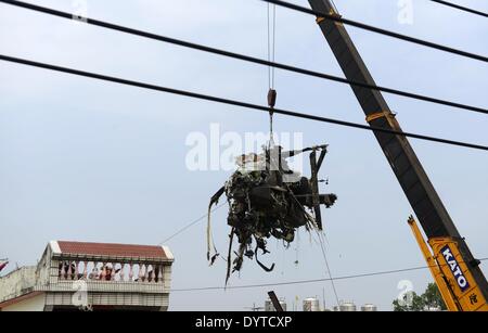 Taoyuan, Taiwan. 25. April 2014. Ein Kran hebt einen militärische Hubschrauber, stürzte in einem Wohnhaus in Taoyuan County, Taiwan Südost, 25. April 2014. Der Absturz verletzt zwei Piloten an Bord, sagte Feuerwehrleute. Keine Explosion oder Feuer aufgetreten. Die beiden verletzten Piloten haben zum Krankenhaus gehetzt worden und sind in einem stabilen Zustand. Bildnachweis: Huang Xiaoyong/Xinhua/Alamy Live-Nachrichten Stockfoto