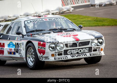 1983-Lancia 037 Gruppe B Rallye-Auto mit Fahrer Tony Hart. 72. Goodwood Mitgliederversammlung, Sussex, UK. Stockfoto