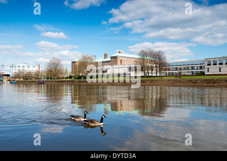 County Hall spiegelt sich in den Fluss Trent am Victoria Embankment, Nottinghamshire, England UK Stockfoto