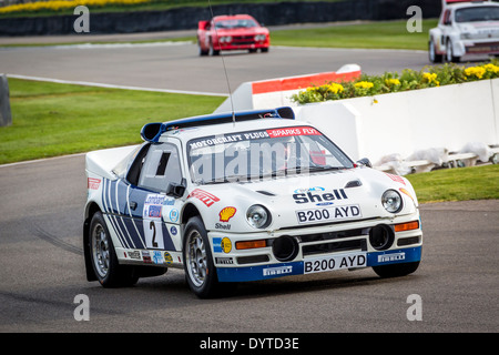 1986 Ford RS200 Gruppe B Rallye-Auto mit Fahrer Ian Gwynne. 72. Goodwood Mitgliederversammlung, Sussex, UK. Stockfoto