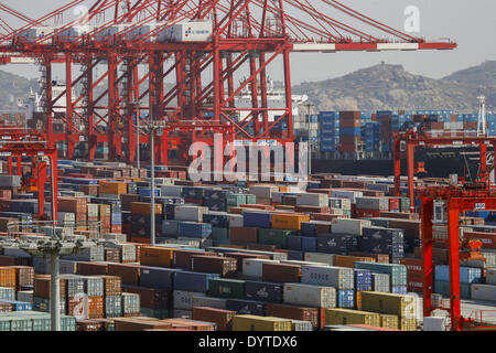 Ein voll beladener Container-Schiff Liegeplatz am Yangshan tiefen Wasser Anschluss Stockfoto