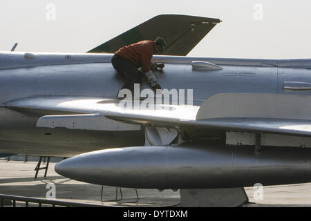 Ein Arbeiter malen Düsenjäger Modell steht auf dem Deck eines full-Size Zement Modells eines Flugzeugs uns Marine Nimitz-Klasse Stockfoto