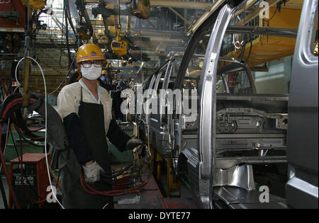 Ein chinesischer Arbeiter schweißt die Körper der Minivan auf einer Produktionslinie von Hafei Automobile Manufacturing Co.Ltd. Stockfoto