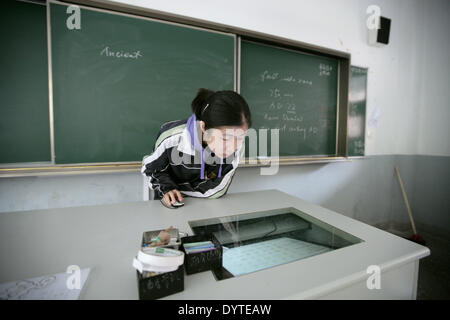 Ein Student überprüfen Sie die Power Point Präsentation von einem Englisch-Kurs in der Fuxing Secondong Schule in Shanghai am 8. November 2011 Stockfoto