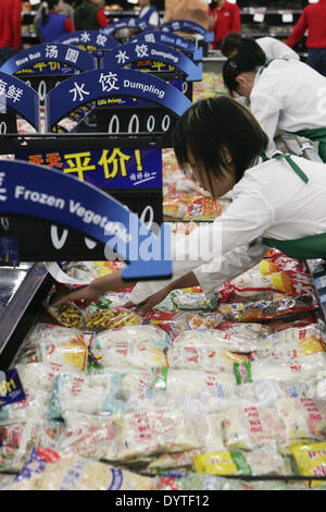 Ein chinesischer Arbeiter bereitet sich auf die offizielle Eröffnung des Wal-Mart in Shanghai Stockfoto