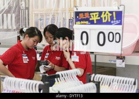 Ein chinesischer Arbeiter bereitet sich auf die offizielle Eröffnung des Wal-Mart in Shanghai Stockfoto