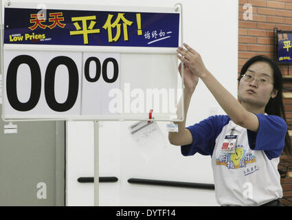 Ein chinesischer Arbeiter bereitet sich auf die offizielle Eröffnung des Wal-Mart in Shanghai, China am 25. Juli 2005. Die officical Öffnung ist Stockfoto