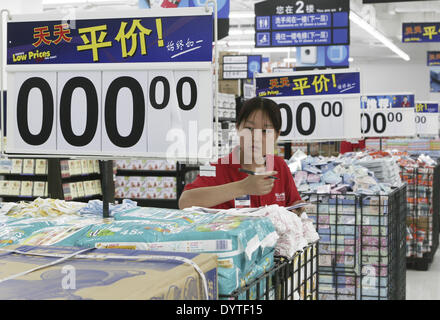 Ein chinesischer Arbeiter bereitet sich auf die offizielle Eröffnung des Wal-Mart in Shanghai, China am 25. Juli 2005. Die officical Öffnung ist Stockfoto