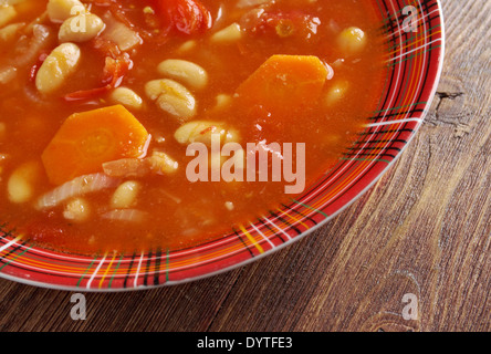 Fasolada - griechischen und zypriotischen Suppe getrocknete weiße Bohnen, Olivenöl und Gemüse Stockfoto