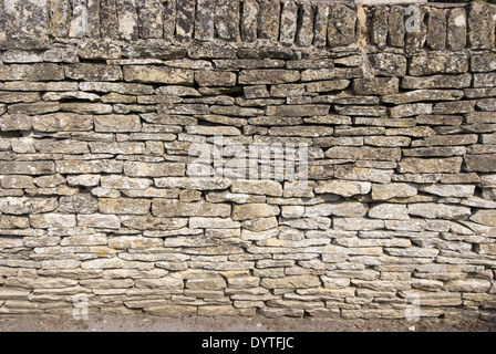 Trockenmauer in der Nähe von North Leigh Roman Villa, die Überreste eines Herrenhauses, 1. bis 3. Jahrhundert n. Chr., North Leigh, Oxfordshire Stockfoto