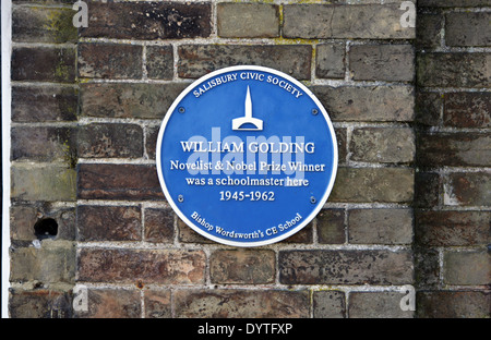 Salisbury bürgerlichen Gesellschaft Blue Plaque auf Bischof Wordsworth Schule: William Golding, Schriftsteller und Nobelpreisträger. Stockfoto